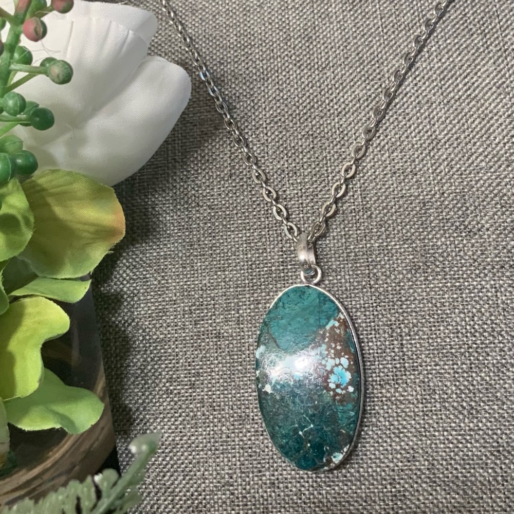 Blue Turquoise Stone Oval Design Pendant Necklace